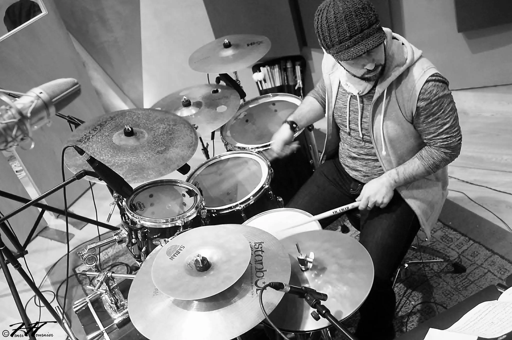 Batteur en séance d’enregistrement, photo en noir et blanc