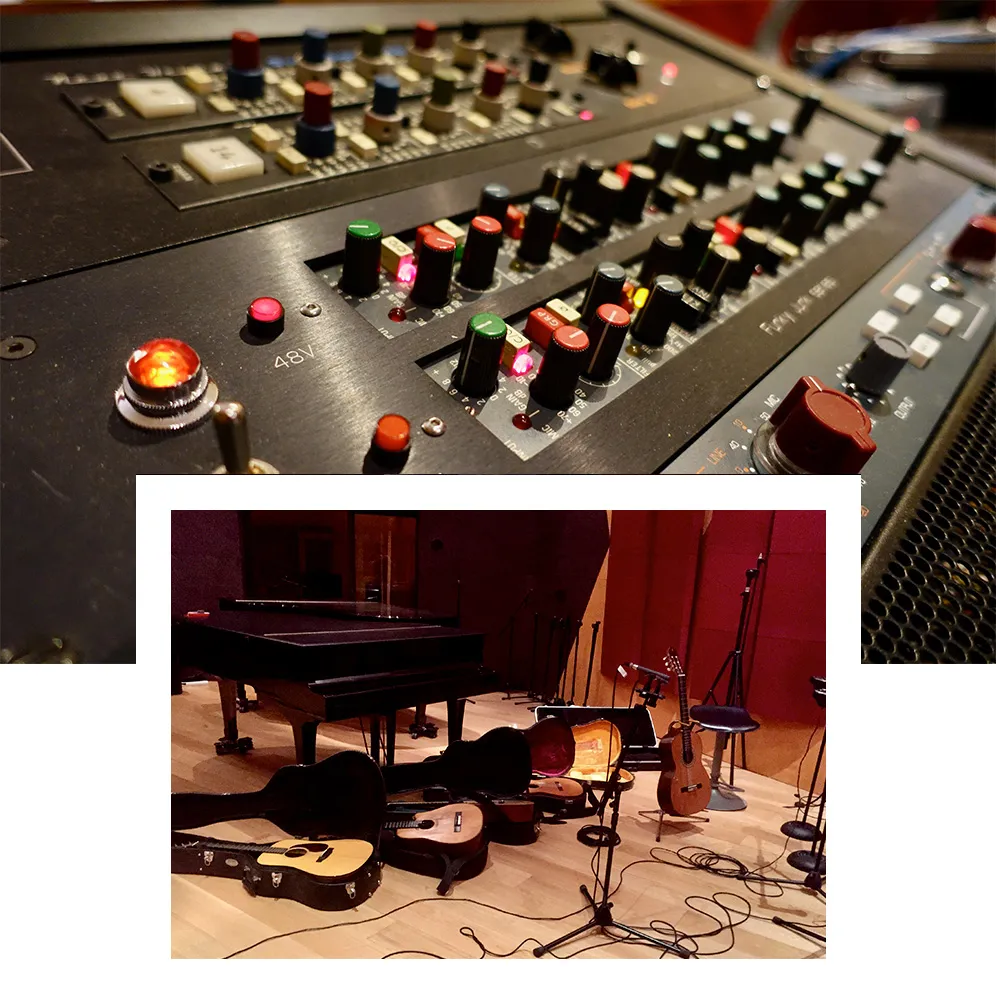 Rack de préamplis et cabine d’enregistrement avec piano à queue et guitares
