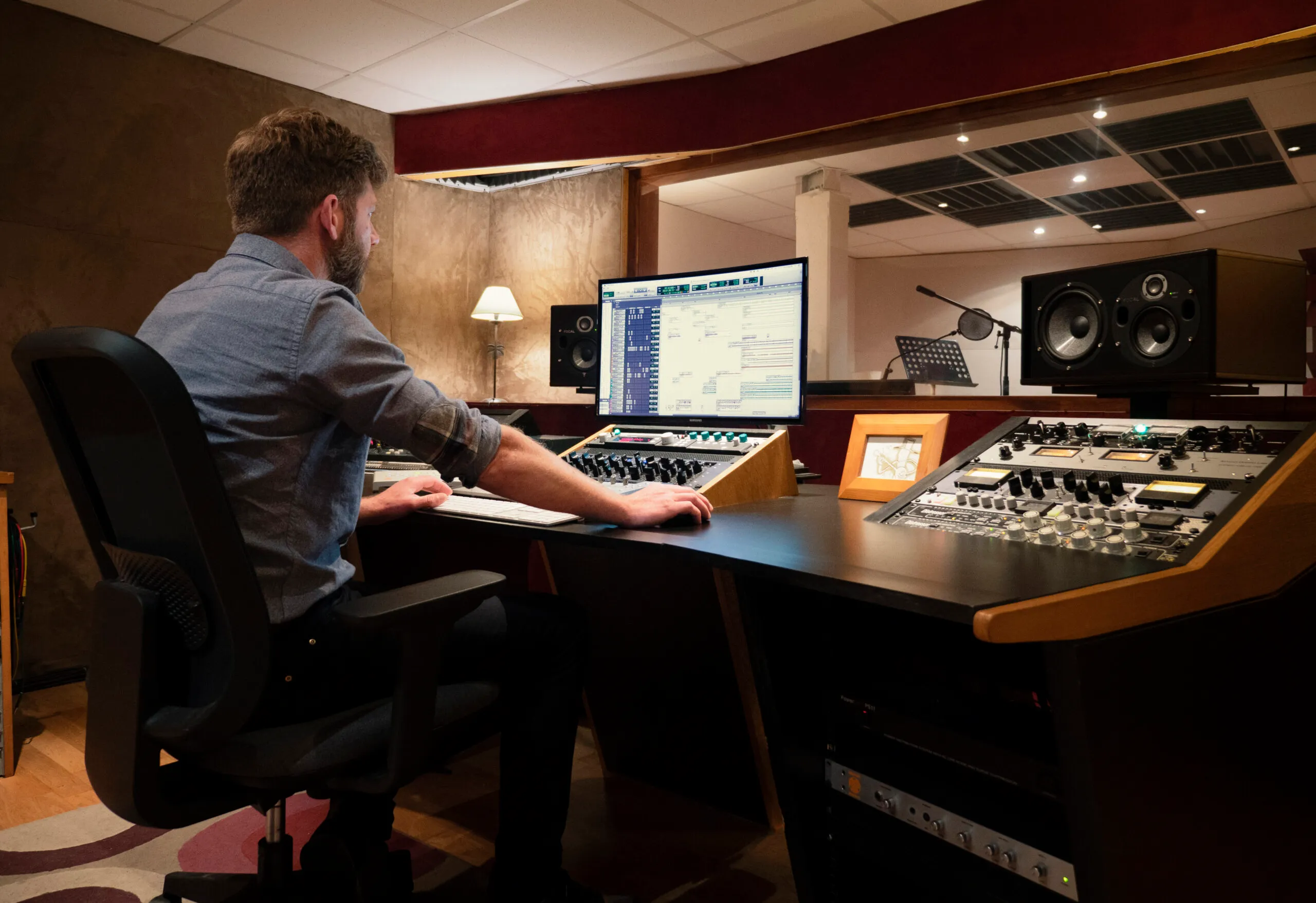 Manu Cabrol au travail devant la console de la régie