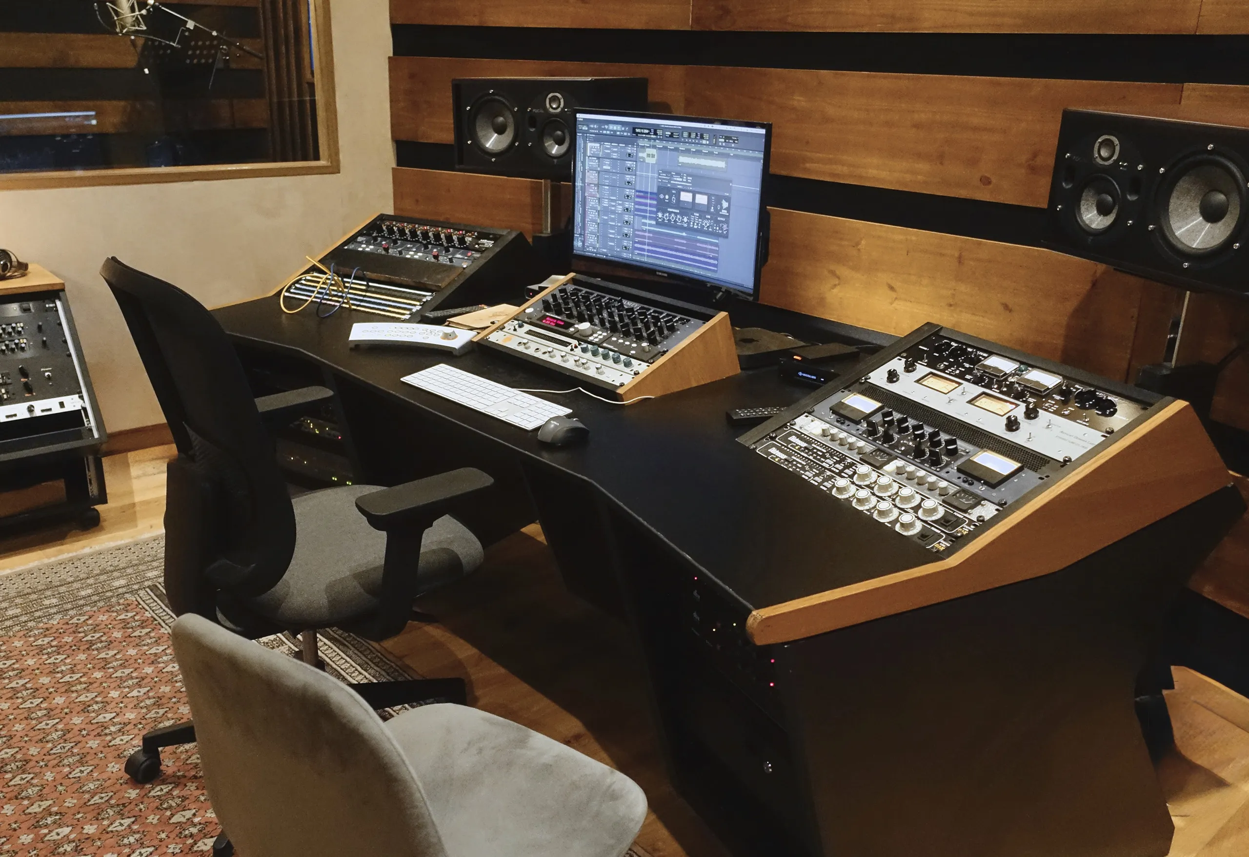 Régie de mixage : ordinateur, périphériques analogiques et enceintes