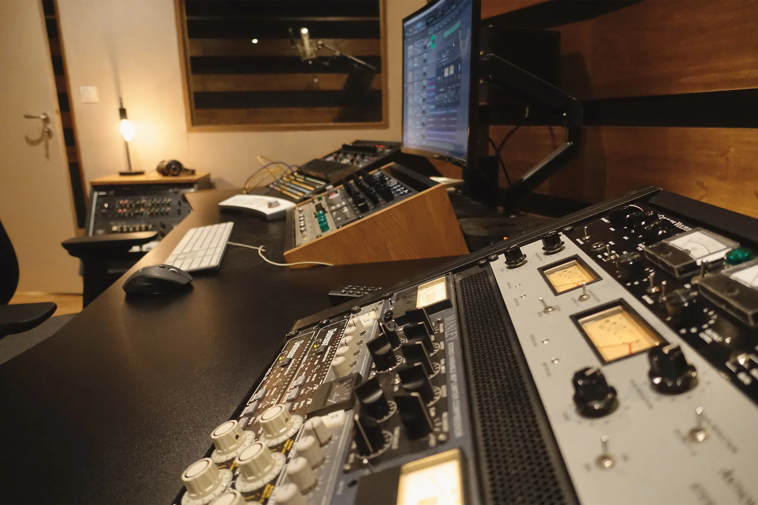 Périphériques analogiques et clavier en régie de mixage