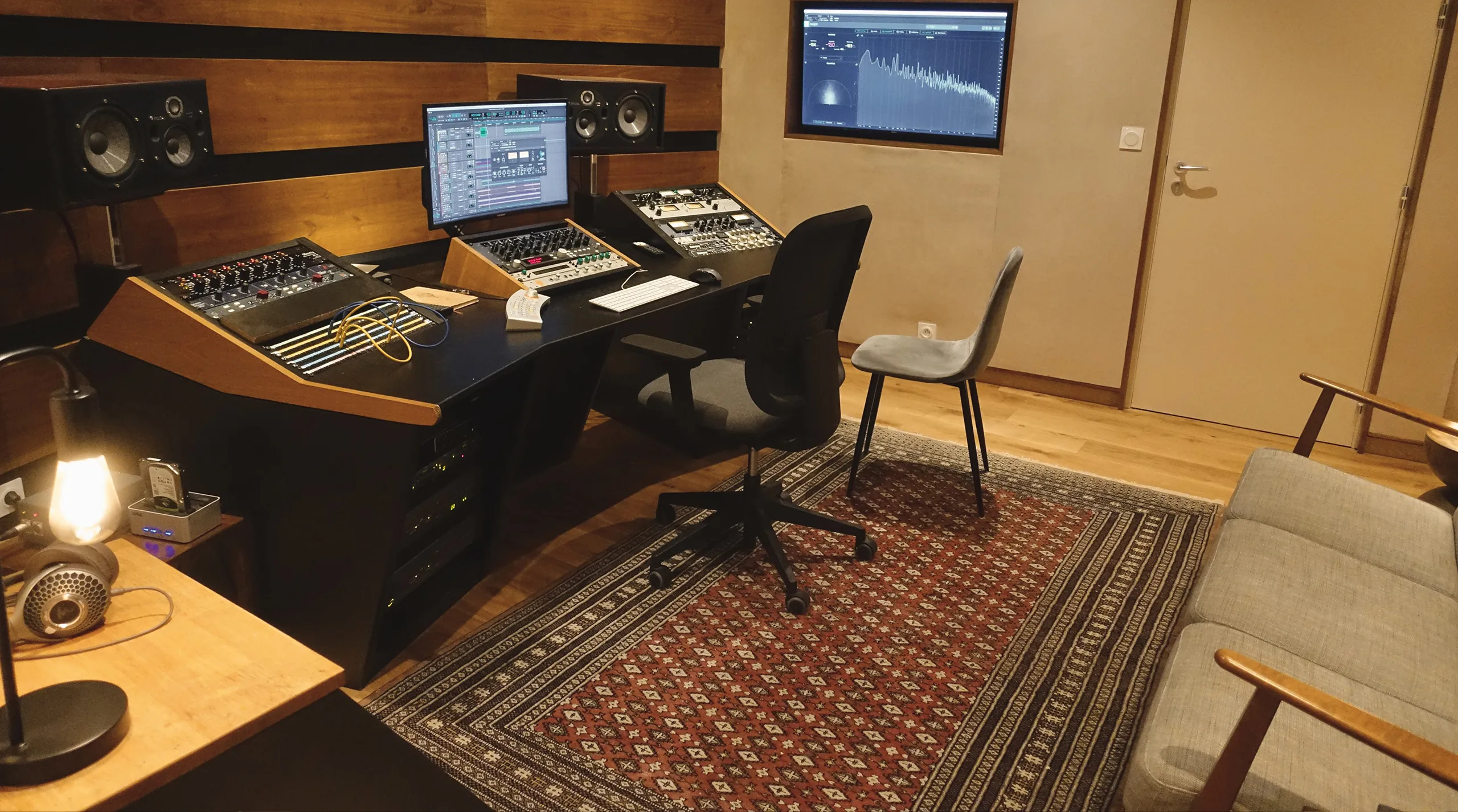 Régie du studio avec console, écrans et fauteuils