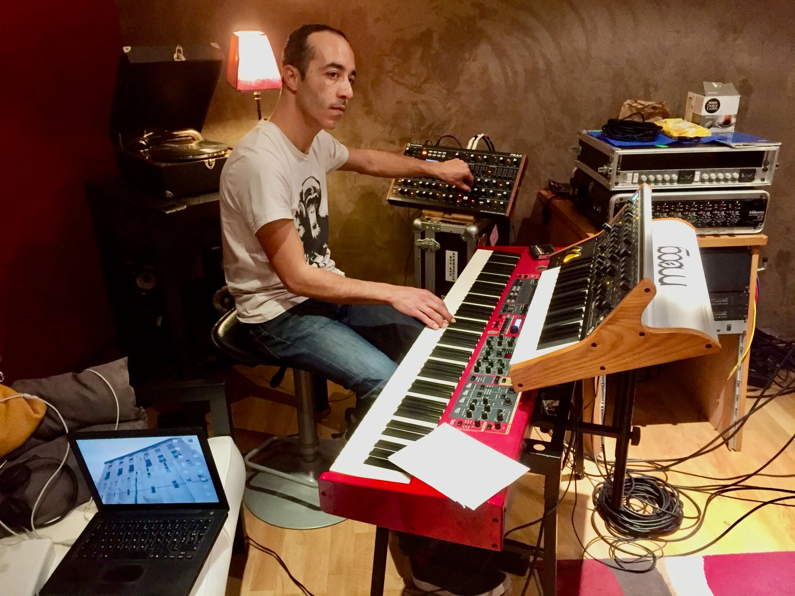 Musicien aux claviers et synthétiseurs pendant une session