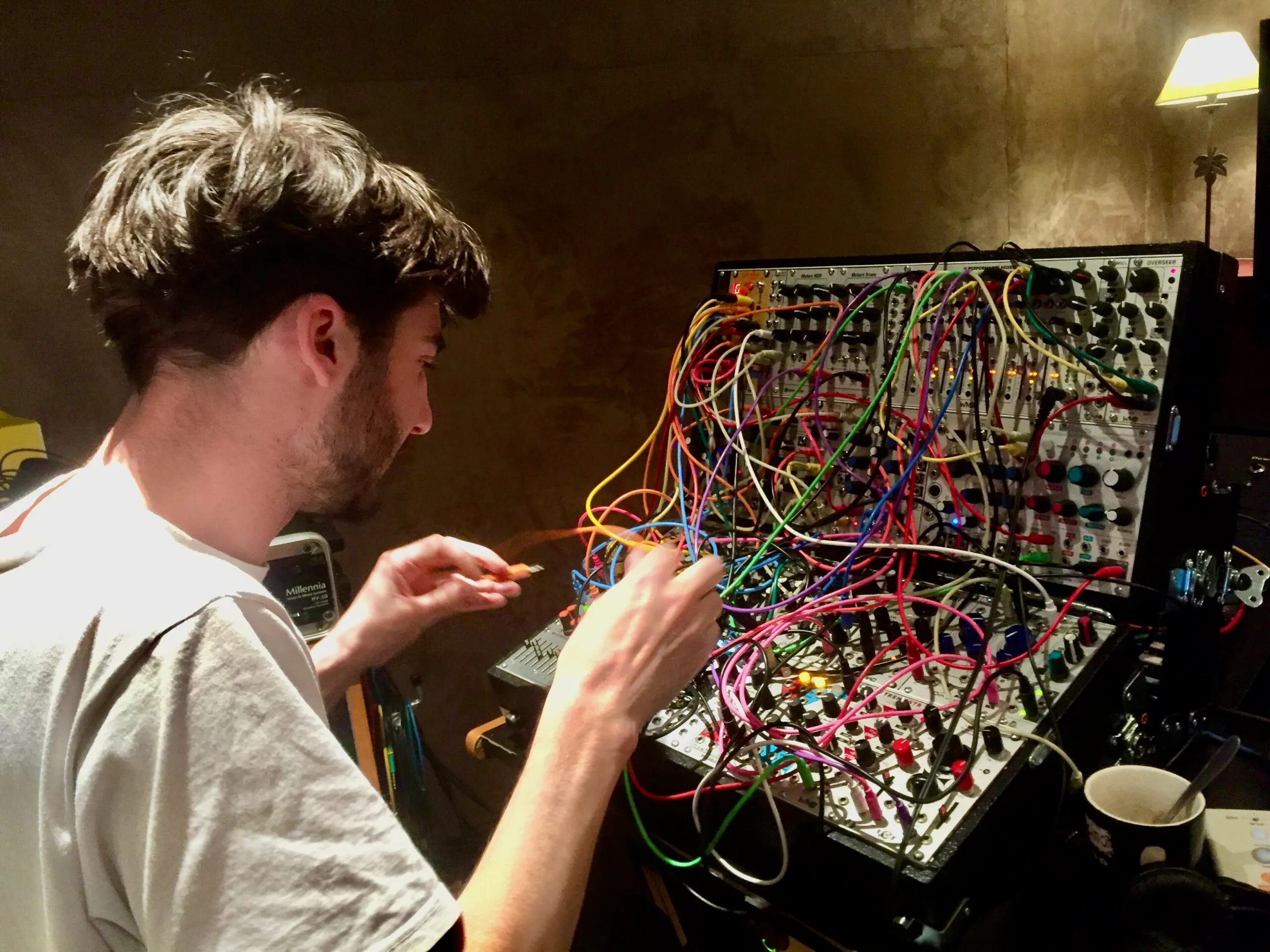 Musicien branchant un synthétiseur modulaire
