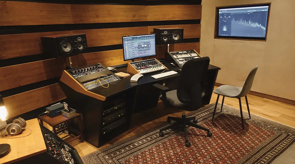 Régie du studio B : bureau, écrans et enceintes