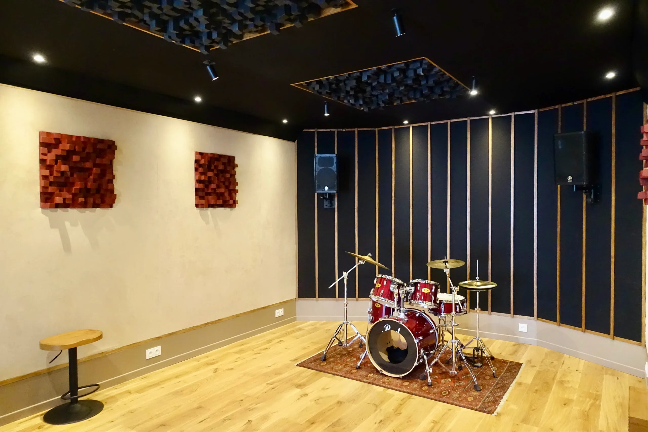 Salle avec batterie et panneaux de traitement acoustique