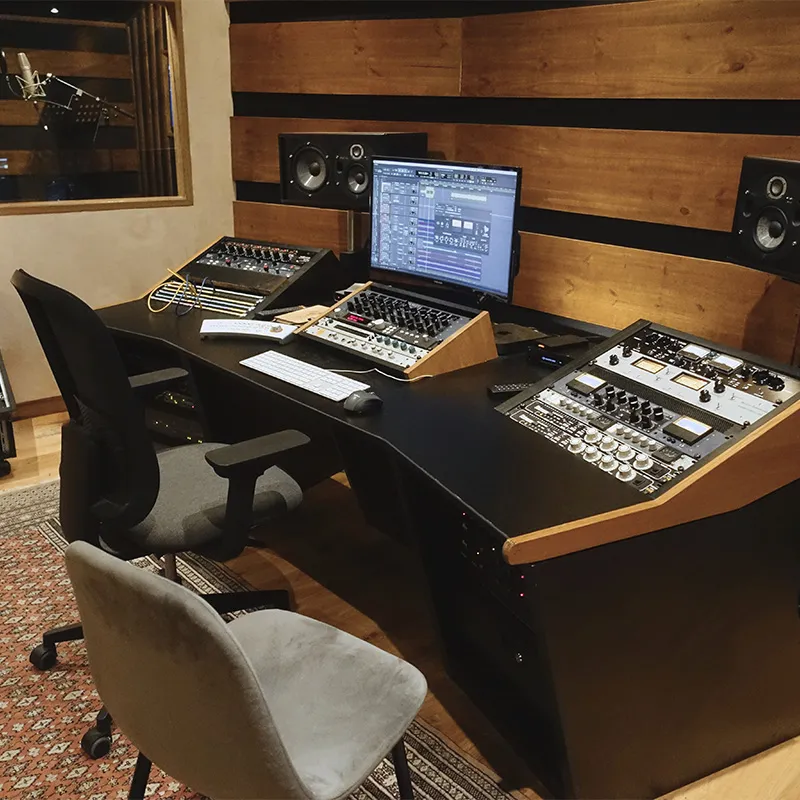 Régie du studio La Face B : console, écrans et enceintes de monitoring